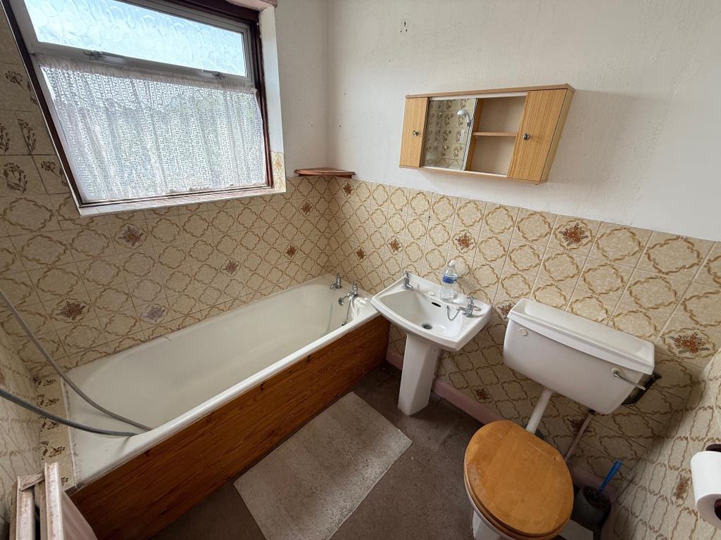 Lot: 149 - SEMI-DETACHED HOUSE FOR IMPROVEMENT IN POPULAR RESIDENTIAL AREA - Bathroom